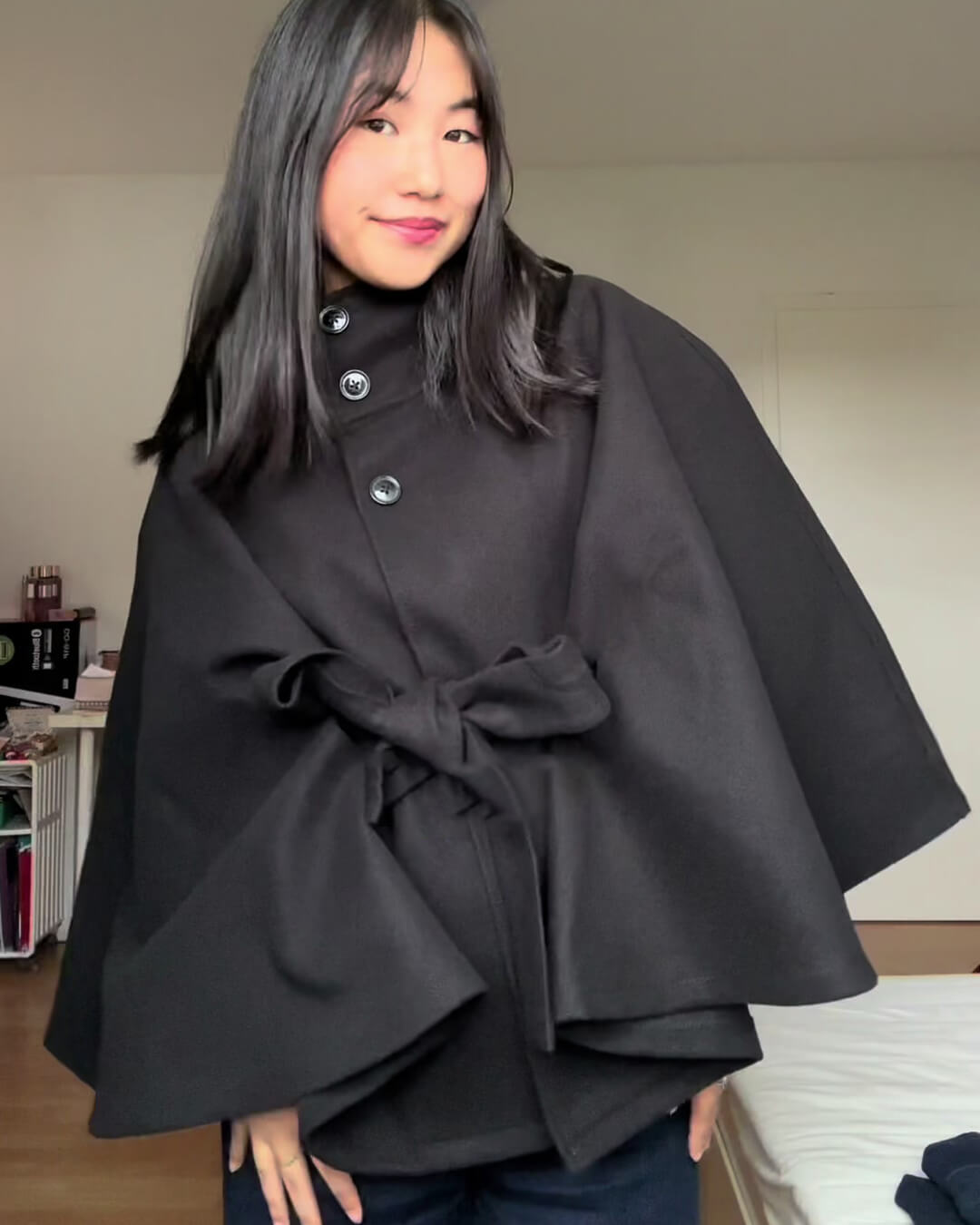 Chaqueta Capa Elegante de Cuello Alto con Cinturón Arianne