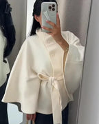 Chaqueta Capa Elegante de Cuello Alto con Cinturón Arianne