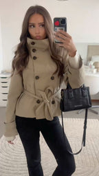 Gabardina corta con cuello alto Kara