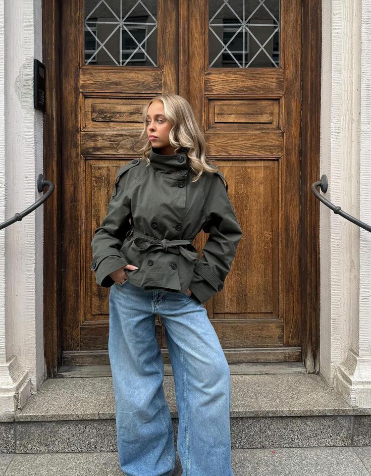 Gabardina corta con cuello alto Kara