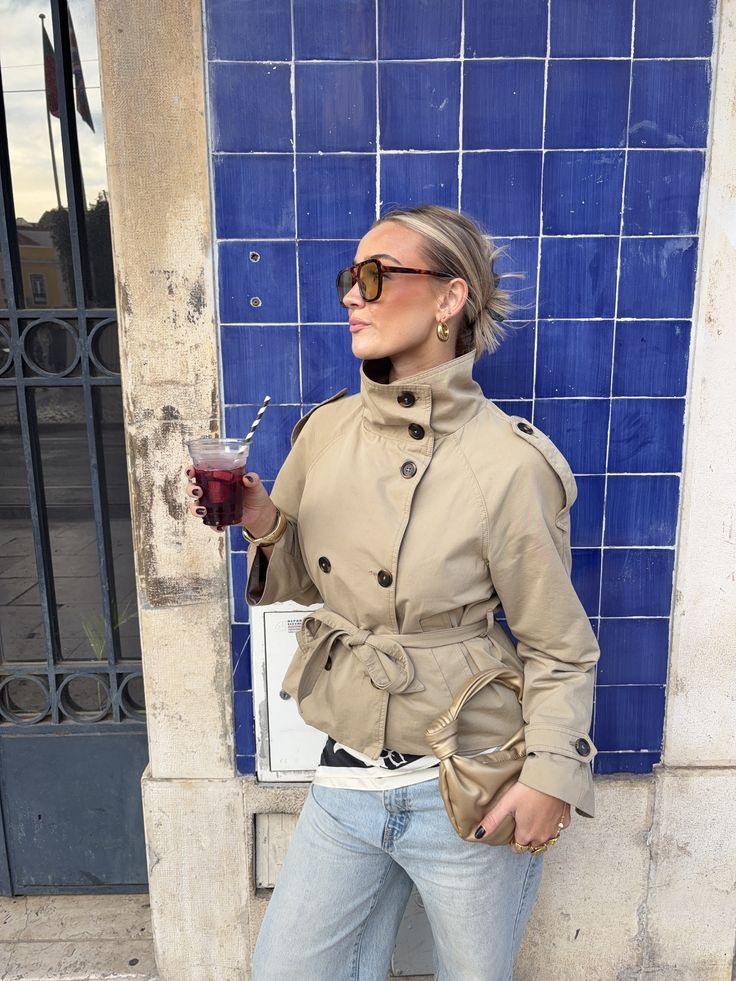 Gabardina corta con cuello alto Kara