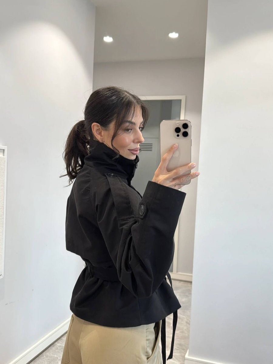 Gabardina corta con cuello alto Kara