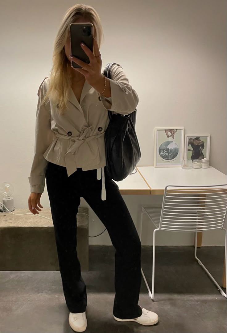 Gabardina corta con cuello alto Kara