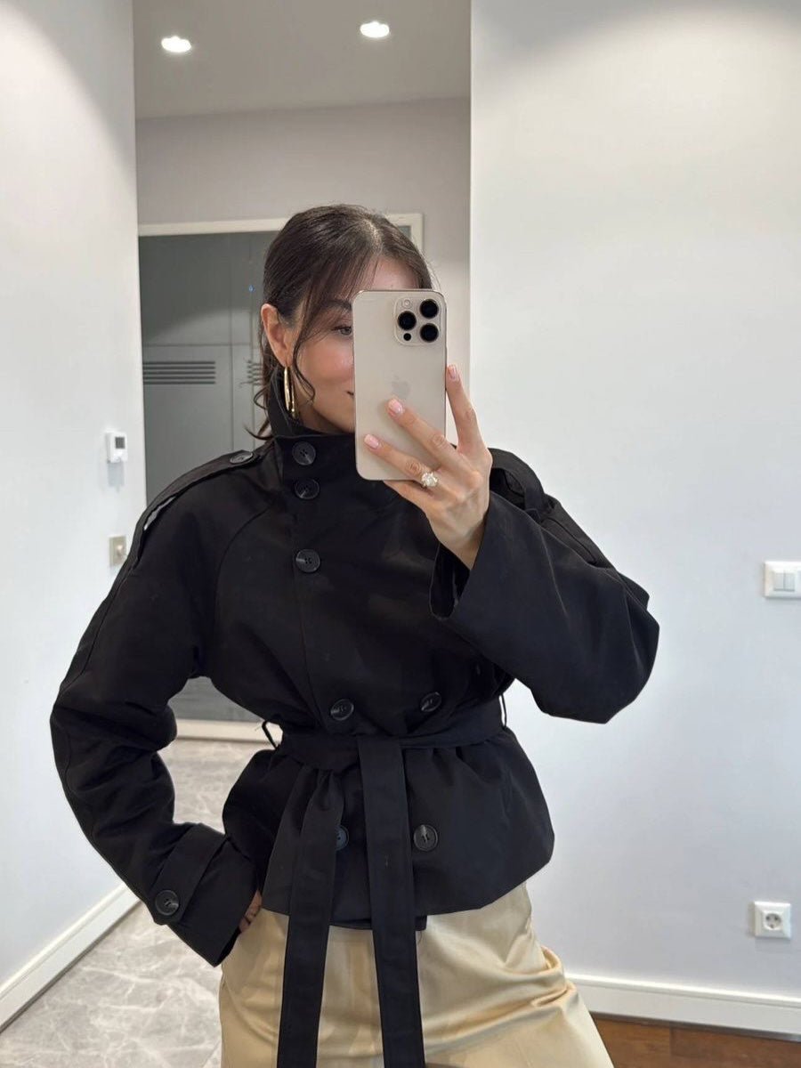 Gabardina corta con cuello alto Kara