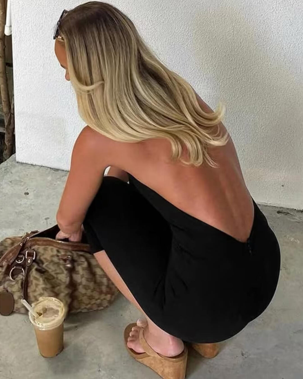 Mono Lucy sin espalda con cuello halter