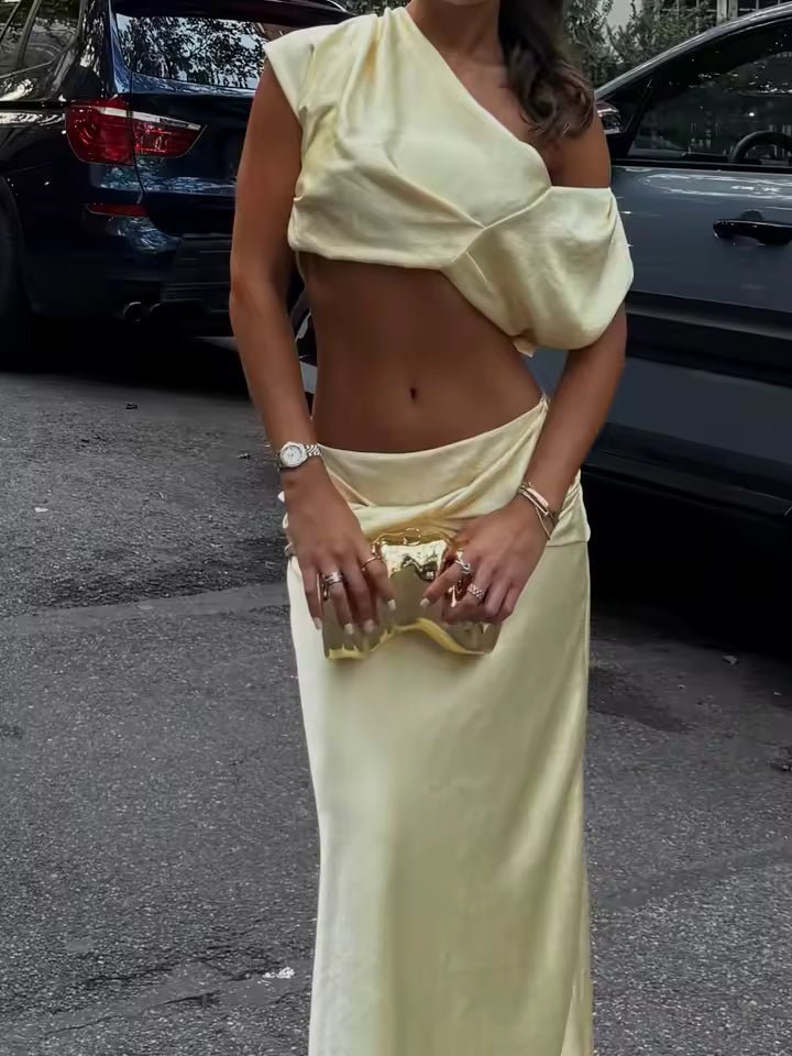 Arlette Top corto plisado y falda de satén