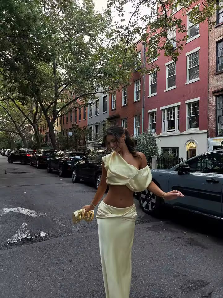 Arlette Top corto plisado y falda de satén