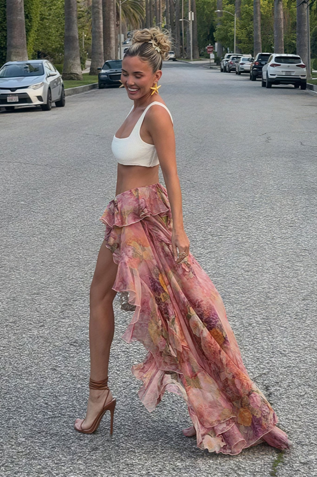 Bianca falda asimétrica con volantes y estampado floral