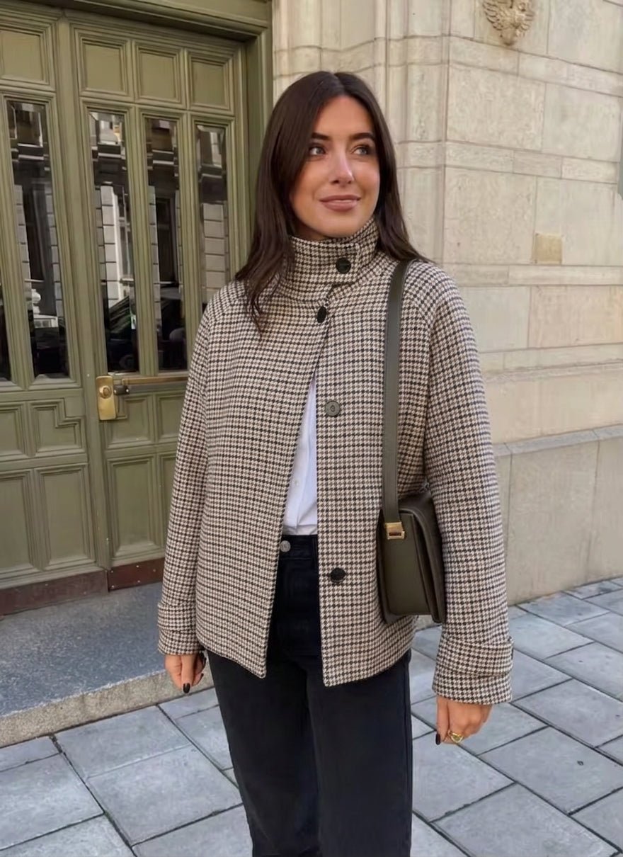 Chaqueta corta Amelia con cuello alto y pata de gallo