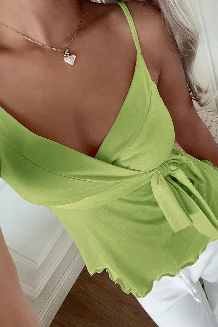 Top tipo cami Madalena con escote en V y borde ondulado