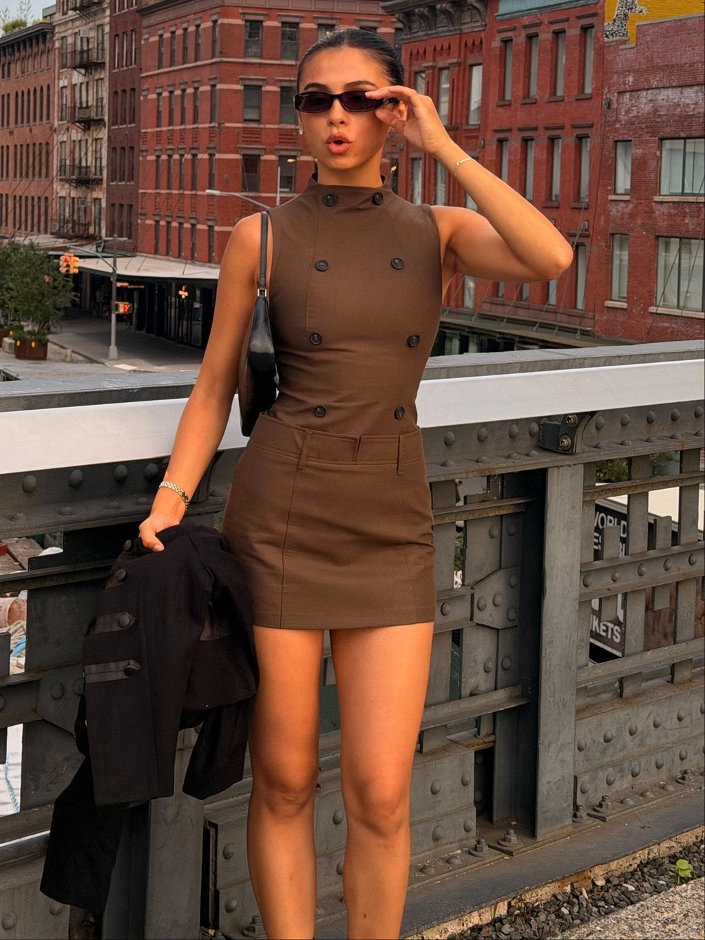 Vestido corto Helen sin mangas con cuello alto
