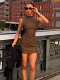 Vestido corto Helen sin mangas con cuello alto