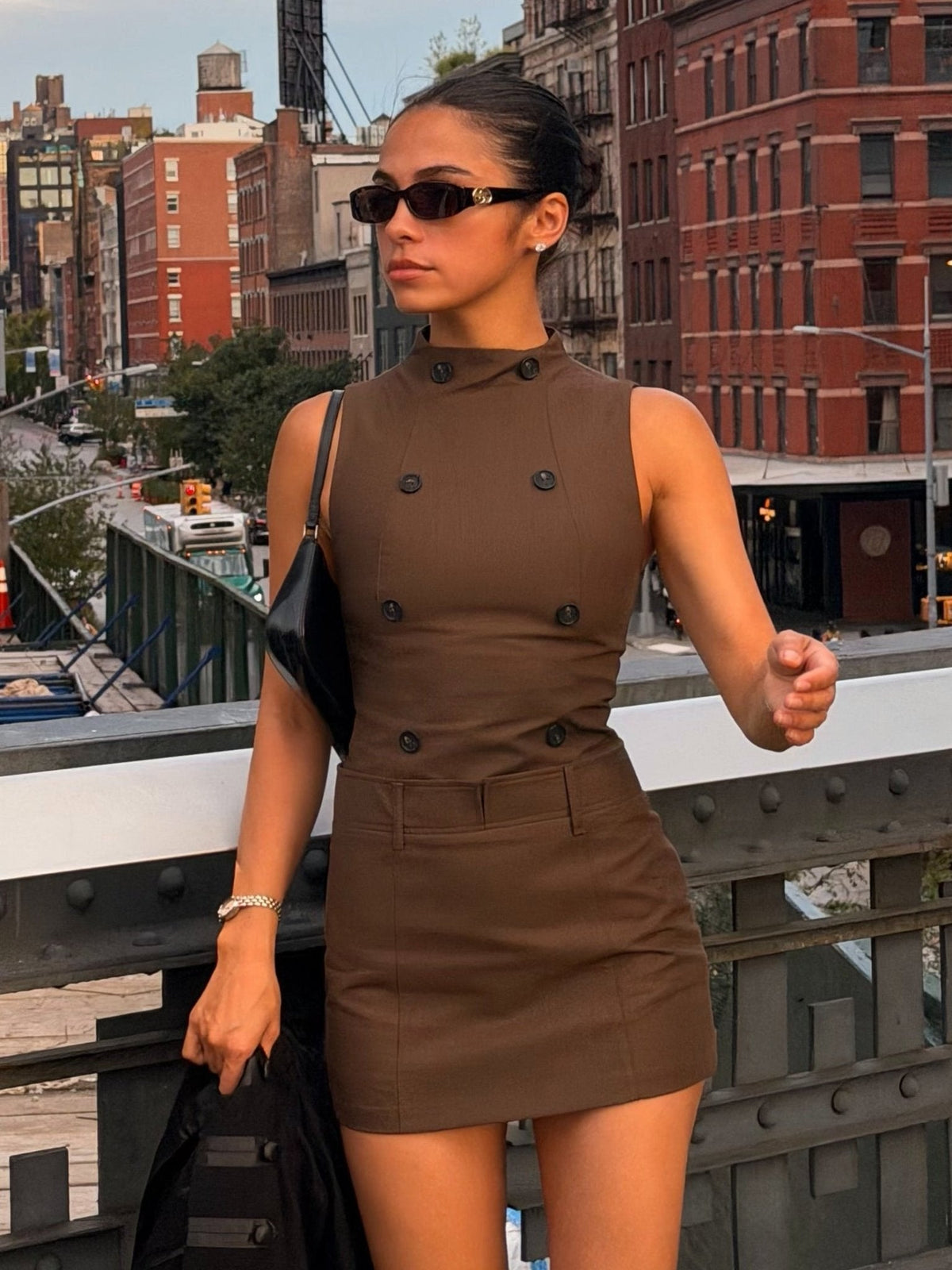 Vestido corto Helen sin mangas con cuello alto