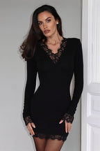 Vestido mini ajustado de manga larga con ribete de encaje Nora